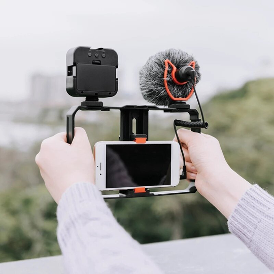 YELANGU PC201 / PC202 Smartphone Frame Video Rig Smartphone Vlogging Cell Phone Movies Mount Stabilizer with Microphone